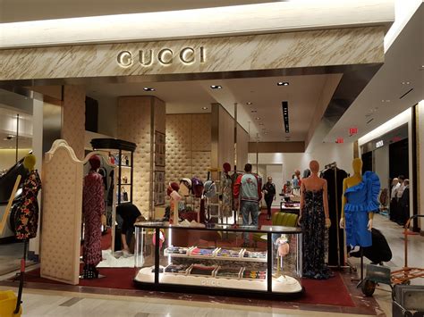 gucci on 5th avenue|Gucci saks new york 5th.